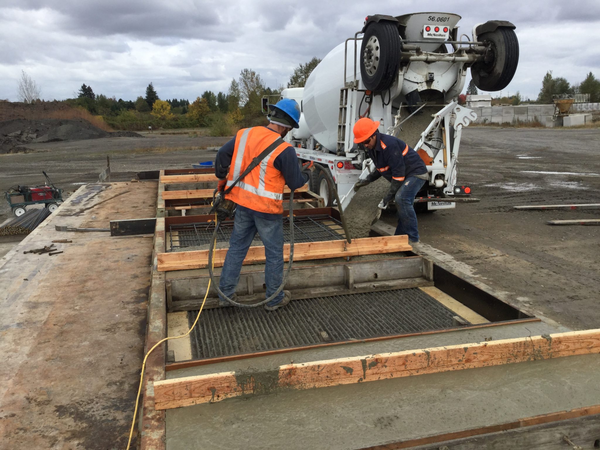 two-men-poring-concrete-2048x1536 two-men-poring-concrete-2048x1536